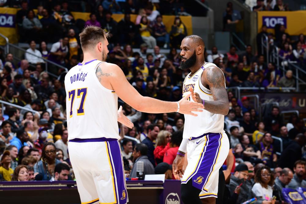 追平切尔西升英超第6！B费2射1传一战造2大神迹，曼联4-1复仇狼队